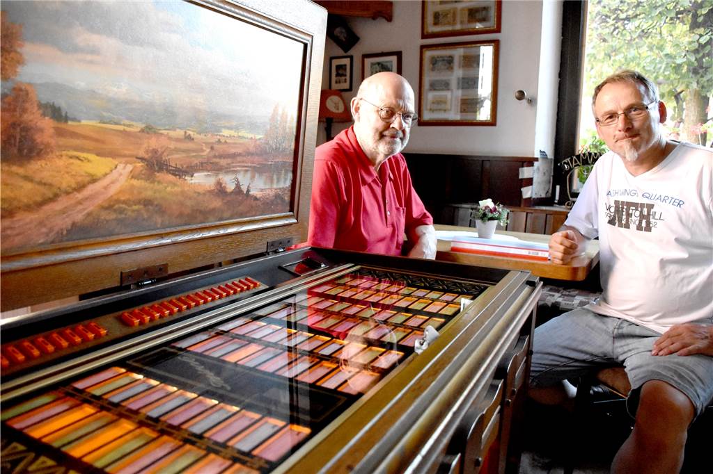 Über 40 Jahre alte Musikbox erwacht bei Bredeck-Bakker zu neuem Leben Hermann Telgmann (l.) und Ludger Woltering haben der alten Musikbox neues Leben eingehaucht. Ein gutes halbes Jahr haben sie sich immer wieder mit dem Großprojekt beschäftigt. Die Arbeitsstunden haben die beiden Tüftler allerdings nie gezählt.