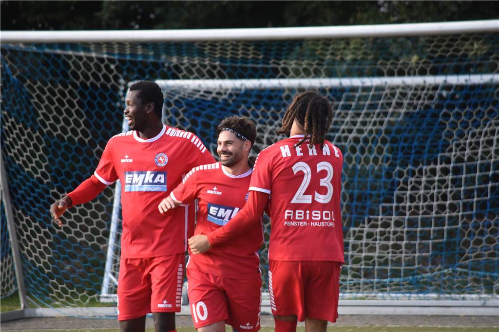 Krankenhaus, Elfmeter-Pech und Eigentor: Königsborns Pleitenserie hält trotz Trikot-Premiere Herne jubelt, aber der Torschütze zum 3:0 heißt offenbar Tarik Kurt - und spielt für Königsborn.