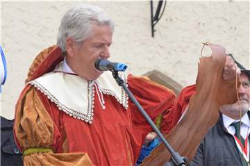 Herold Heinz Sasse rief das Schützenfest 2019 aus und lud zur Wehrübung ein.
