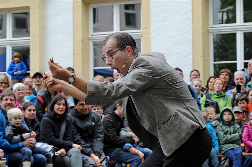 Straßenfestival Werne: Großes Lob der Künstler - emotionale Momente bei der Suche nach Acts Ein Mann zeigt etwas dem Publikum