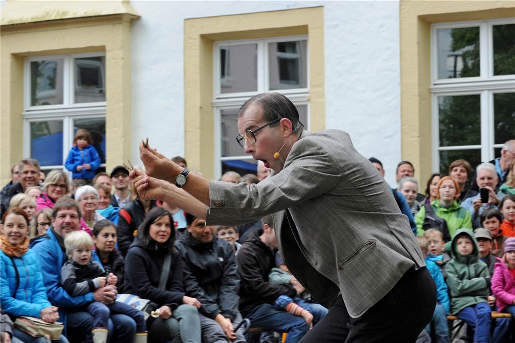Straßenfestival Werne: Energiekrise hat Auswirkungen - Vorfreude ist groß Ein Künstler zeigt etwas den Zuschauern