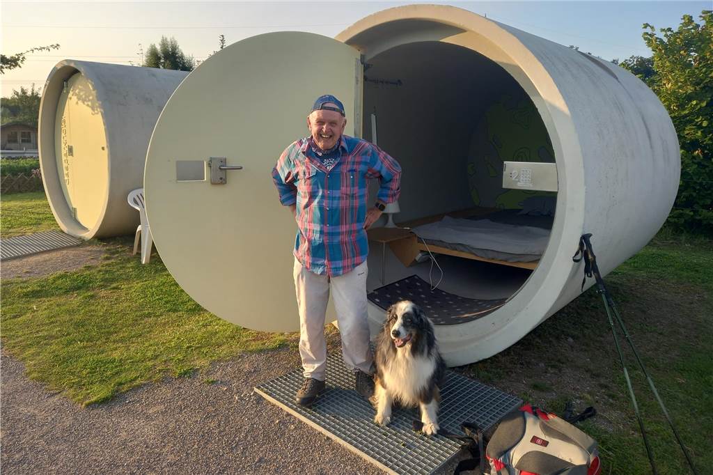 Herrchen und Hund haben das Tagesziel erreicht, das Parkhotel Emscherauen.