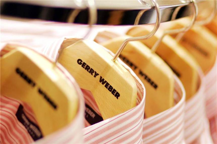 Modekonzern Gerry Weber in der Krise Herrenhemden des Modeherstellers Gerry Weber hängen in einem Ladenlokal auf Kleiderbügeln. Beim schwächelnden Modekonzern Gerry Weber bleiben die Kunden weiter weg. Foto: Bernd Thissen