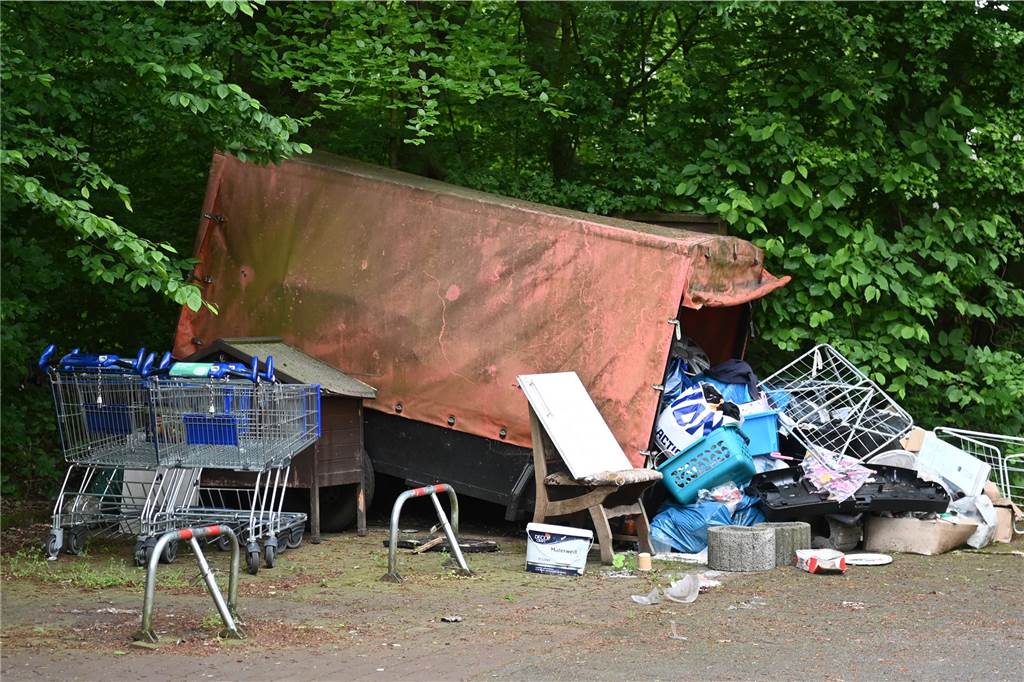 Einkaufswagen in Brücken-Stütze verkeilt: Soll das Kunst sein? Herrenlose Einkaufswagen sieht man auch anderswo im Stadtteil.