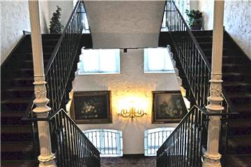 Herrschaftlich sieht es im Schloss Schwansbell aus. Ein Blick in das Treppenhaus.