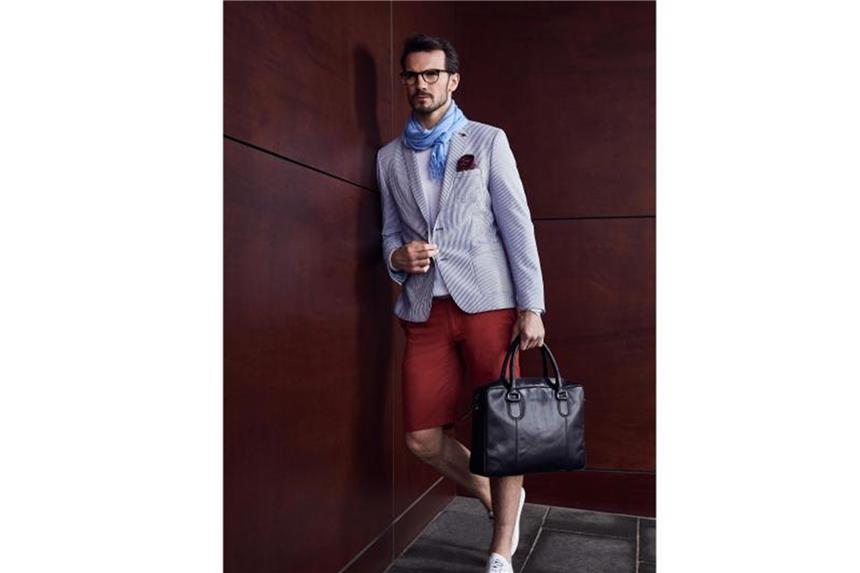 Trend statt Tabu kurze Hose? Hersteller Roy Robson kombiniert kurze Hosen zu einem klassischen Bürooutfit (Sakko ca. 230 Euro, Pullover ca. 80 Euro, Shorts ca. 60 Euro, Schuhe ca. 129 Euro, Schal ca. 40 Euro, Tasche ca. 279 Euro). Foto: Roy Robson