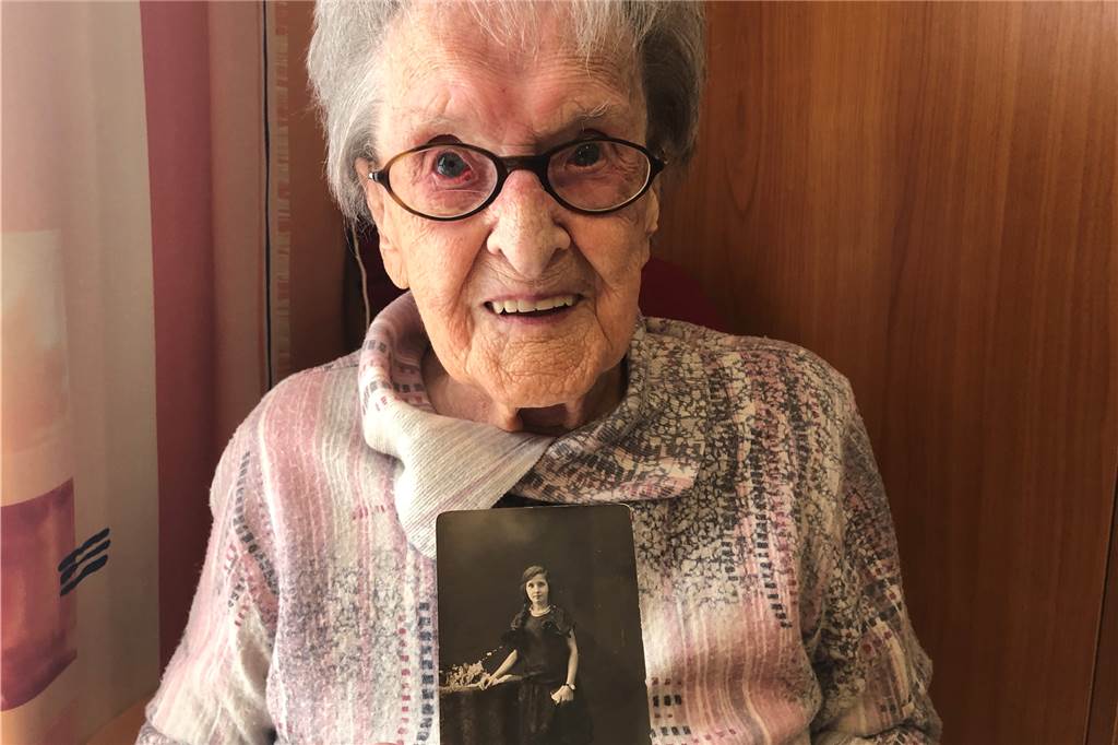 Herta Gontz ist mit 107 Jahren die älteste Dortmunderin Herta Gontz früher und heute: Am 6.10. hat sie ihren 107. Geburtstag gefeiert.