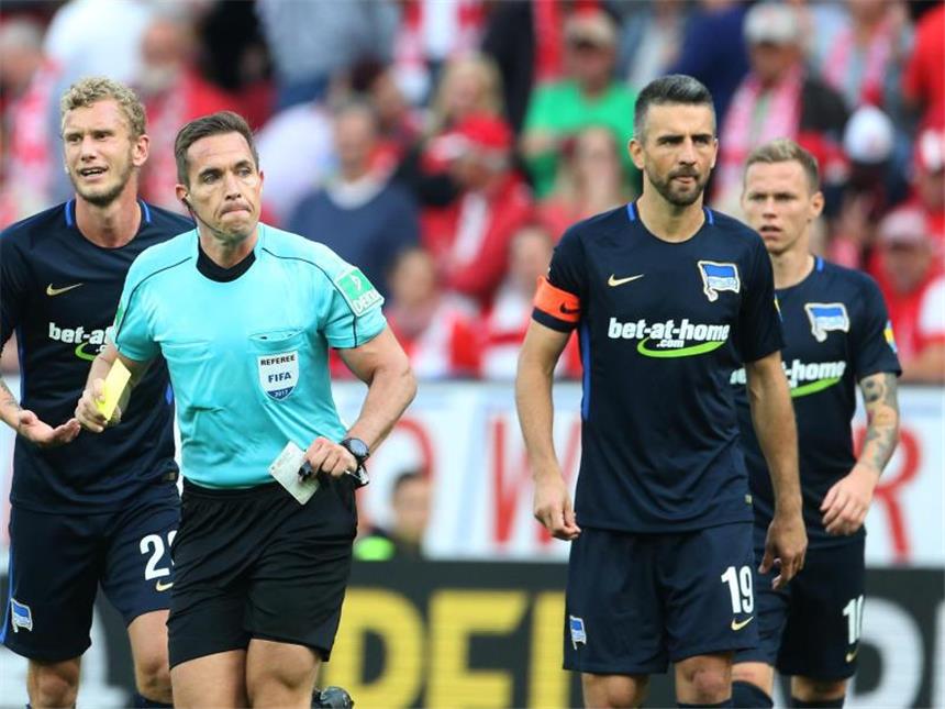 Hertha-Kapitän Ibisevic für zwei Spiele gesperrt Hertha-Kapitän Vedad Ibisevic (r) wird von Schiedsrichter Tobias Stieler vom Platz geschickt. Foto: Thomas Frey