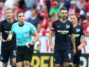 Hertha-Kapitän Vedad Ibisevic (r) wird von Schiedsrichter Tobias Stieler vom Platz geschickt. Foto: Thomas Frey