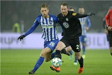 Herthas Arne Maier (l) im Zweikampf mit Maximilian Arnold (r) vom VfL Wolfsburg. Foto: Jan Kuppert