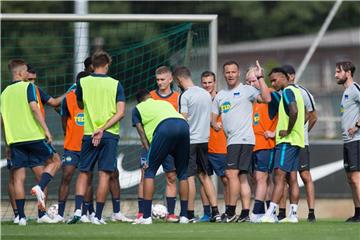 Herthas Cheftrainer Pal Dardai (M) ist mit dem Trainingslager zufrieden. Foto: Annegret Hilse