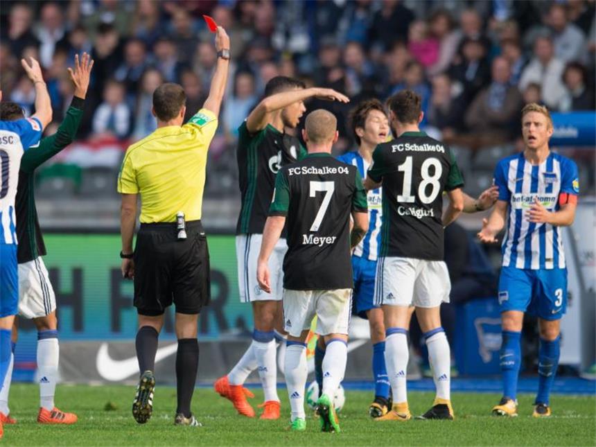 Herthas Genki Haraguchi (3vr) sah gegen Schalke 04 die erste rote Karte seiner Bundesligakarriere. Foto: Annegret Hilse
