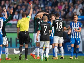 Herthas Genki Haraguchi (3vr) sah gegen Schalke 04 die erste rote Karte seiner Bundesligakarriere. Foto: Annegret Hilse