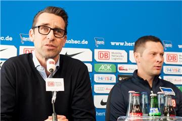 Herthas Manager Michael Preetz (l) äußert sich zur 50+1-Regel. Foto: Oliver Mehlis