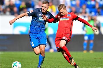 Herthas Mitchell Weiser (r) ist wieder im Mannschaftstraining. Foto: Uwe Anspach