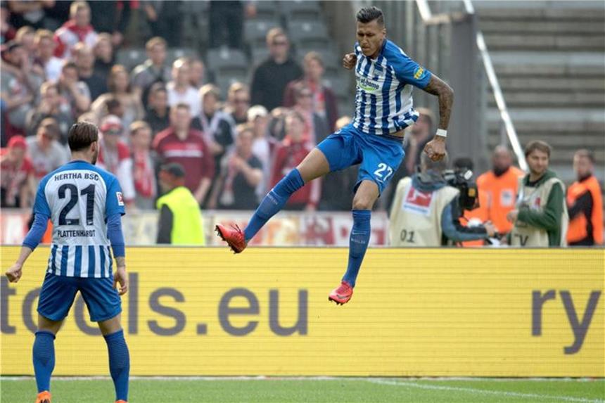 Selke raubt Köln den Glauben Herthas Torschütze Davie Selke (r) mit Marvin Plattenhardt. Foto: Ralf Hirschberger