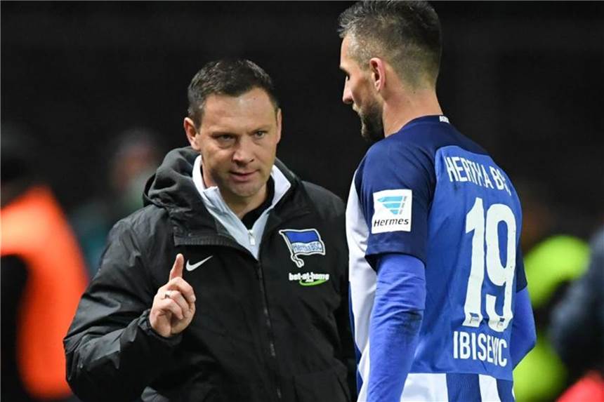 Trainer Dardai: Ibisevic bleibt Hertha-Kapitän Herthas Trainer Pal Dardai (l) baut weiter auf Vedad Ibisevic als Kapitän. Foto: Soeren Stache