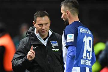 Herthas Trainer Pal Dardai (l) baut weiter auf Vedad Ibisevic als Kapitän. Foto: Soeren Stache