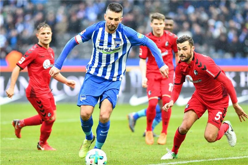 Hertha trifft nicht mehr - Freiburg holt 0:0 Herthas Vedad Ibisevic (M) veruscht im Freiburger Strafraum zum Abschluss zu kommen, Manuel Gulde (r) hat das Nachsehen. Foto: Soeren Stache