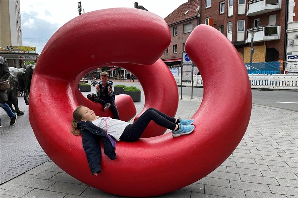 Kunst zum Anfassen: Knallrote Skulptur tourt drei Tage durch Lünen Herumklettern, entspannen oder drauf sitzen: Auf "Mon Ami" lassen sich die verschiedensten Aktionen umsetzen.