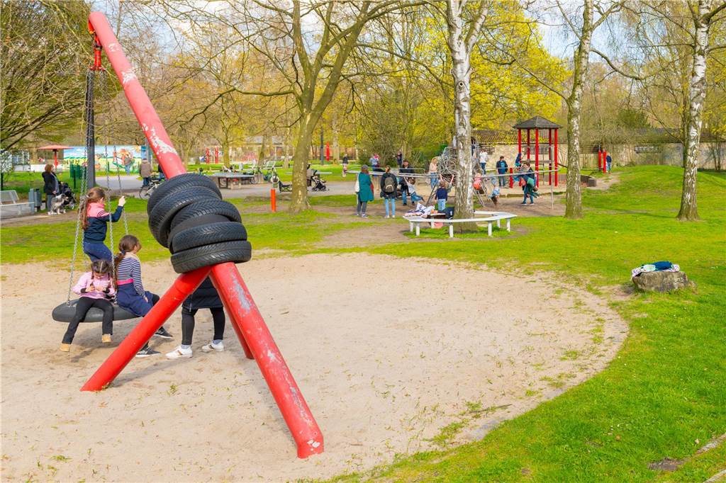 Herumtollen in der Sonne auf dem Spielplatz muss einfach Spaß machen. 