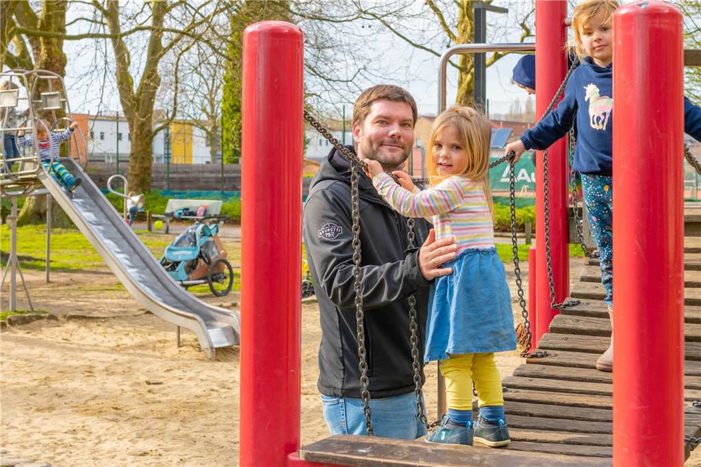 Herumtollen in der Sonne auf dem Spielplatz muss einfach Spaß machen. 