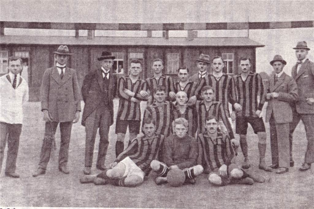SuS Hervest-Dorsten feiert 100 bewegte Jahre Hervester Kicker der Gründungszeit: die Mannschaft aus dem Jahre 1920.