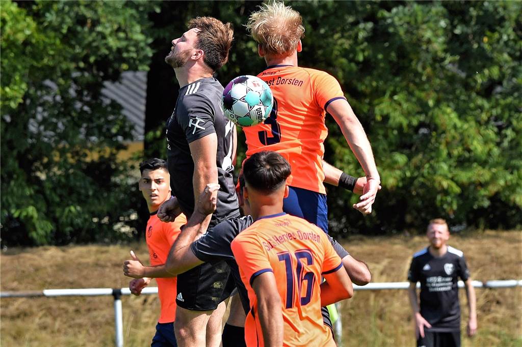 GW Barkenberg spielt erneut den Pokalschreck und kegelt den VfB Hüls raus SuS Herevsts Noel Rösner (r.) im Kopfballduell