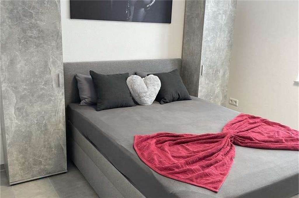 Grünes Licht für Rotlichtbetrieb in Lünen: Kreis Unna erteilt Erlaubnis Herzchenkissen und Schleife: So sieht es in einem der vier Bordell-Zimmer aus.