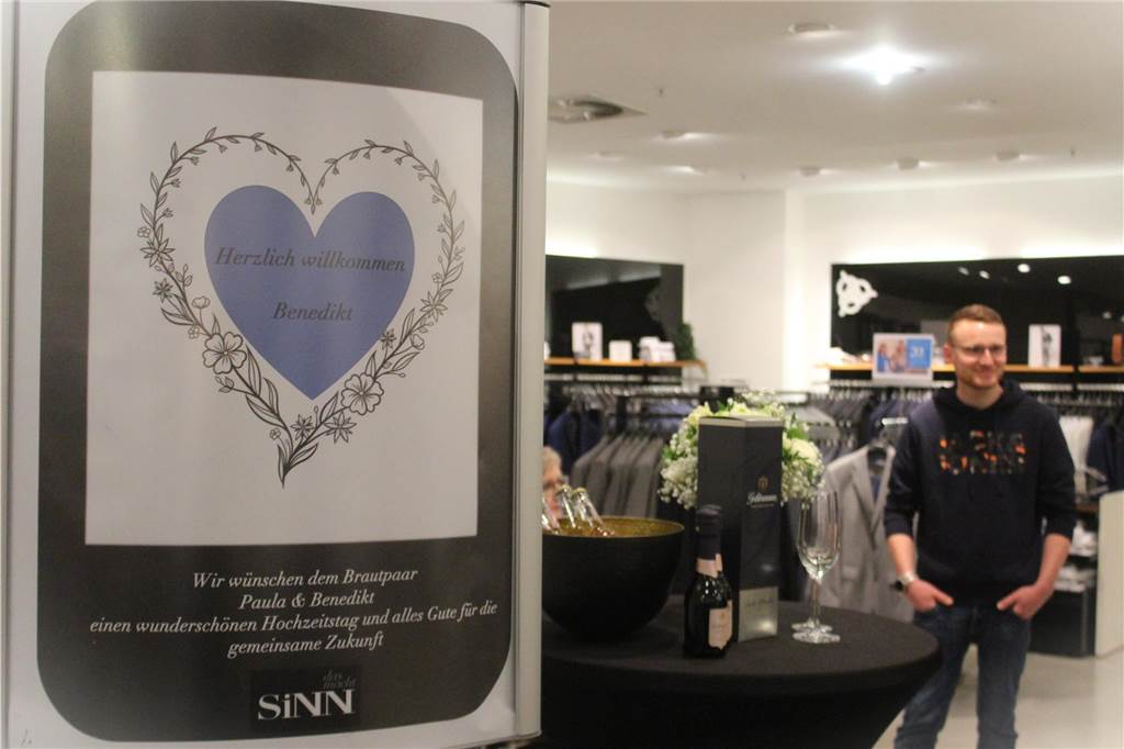 Zeitlose Eleganz: Benedikt Gertz kleidet sich im Modehaus Sinn ein Herzlich Willkommen Benedikt: Herzlich und liebevoll werden Benedikt und seine Begleiter im Modehaus Sinn empfangen.