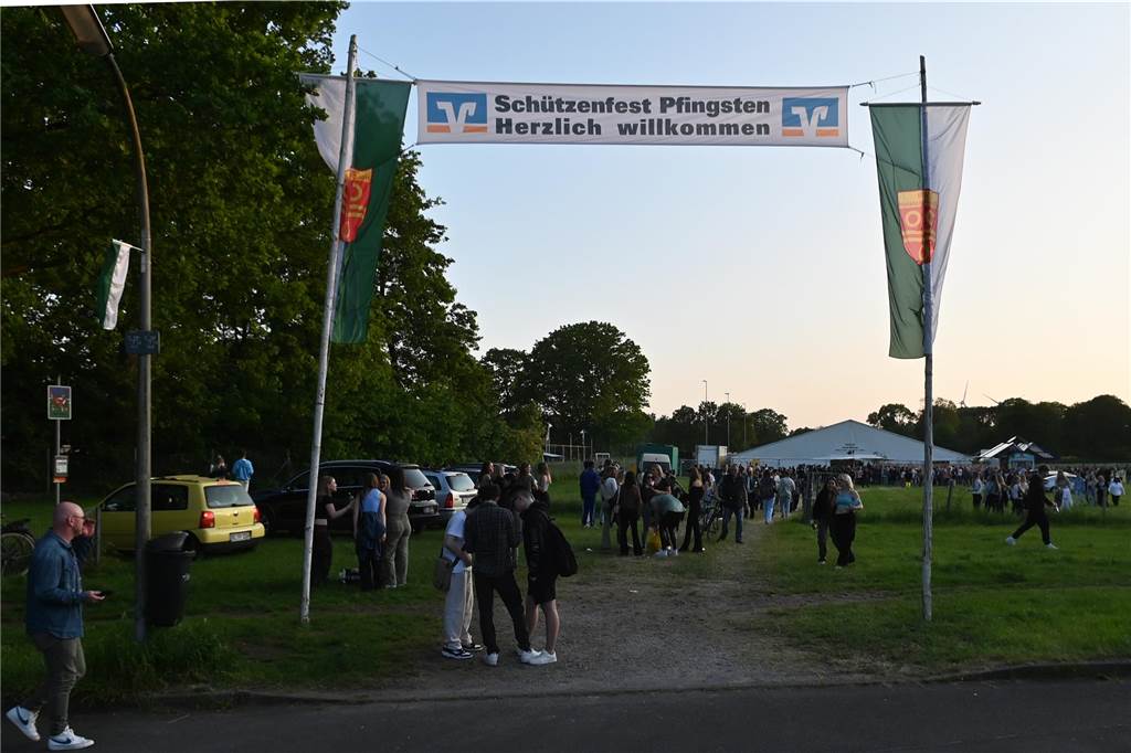 Schützenfest Holsterhausen 53: Zum Auftakt gab es eine Zeltparty mit der Band „Merilyn“ Herzlich Willkommen zum Schützenfest der 53er-Schützen!