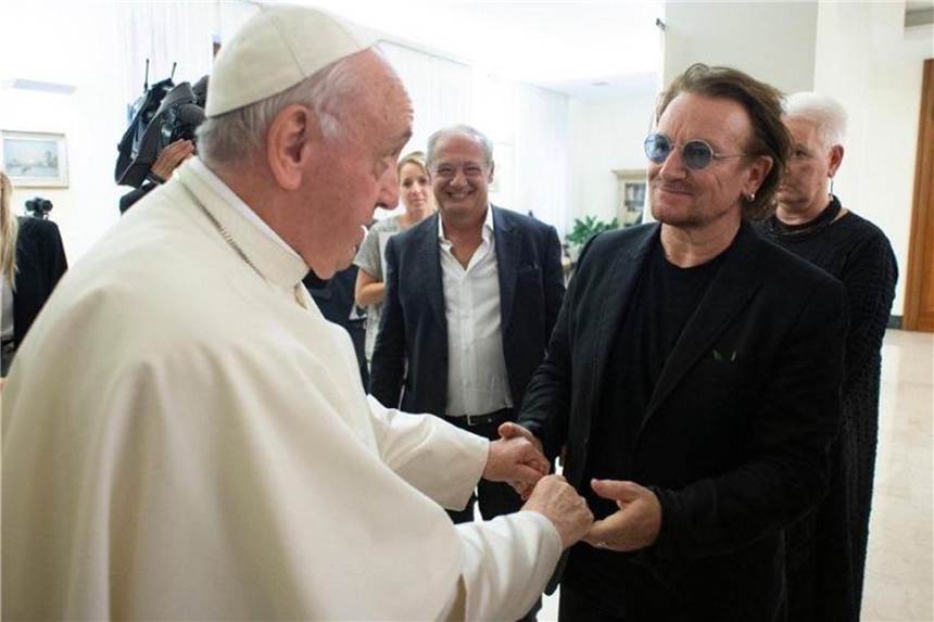 Bono über den Papst: „Ein aufrichtiger Mann“ Herzlicher Abschied: Papst Franziskus und Bono nach ihrer Privataudienz. Foto: Especial/NOTIMEX