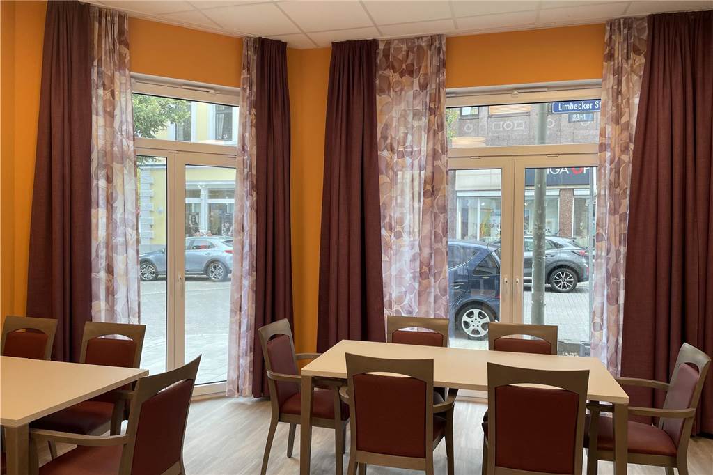 Herzstück der perPedes-Wohnanlage an der Limbecker Straße ist der große Gemeinschaftsraum mit Küche, den die Mieterschaft auch für Geburtstagsfeiern kostenlos nutzen kann.