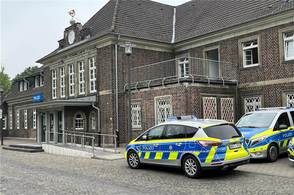 Polizeiwagen stehen vor dem Bahnhofsgebäude.