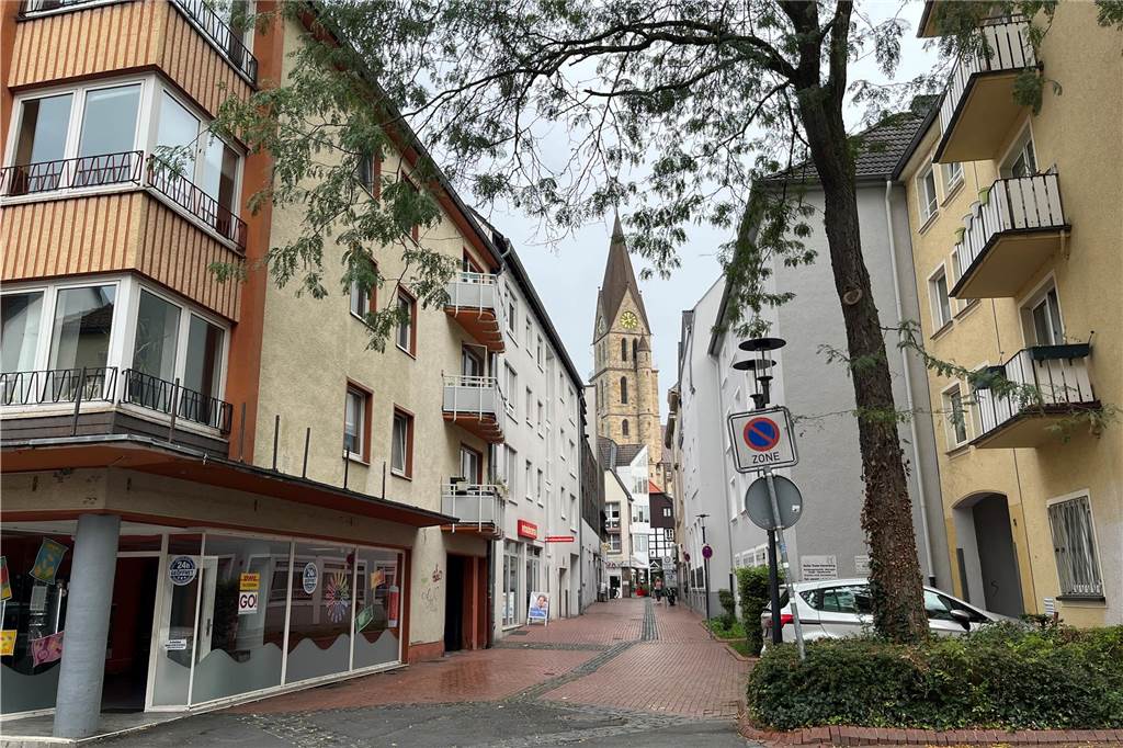 XXX Heute dürfen in der engen Straße keine Autos mehr parken, die kleine Stichstraße mit Blick auf die Lambertuskirche gehört zur Fußgängerzone.