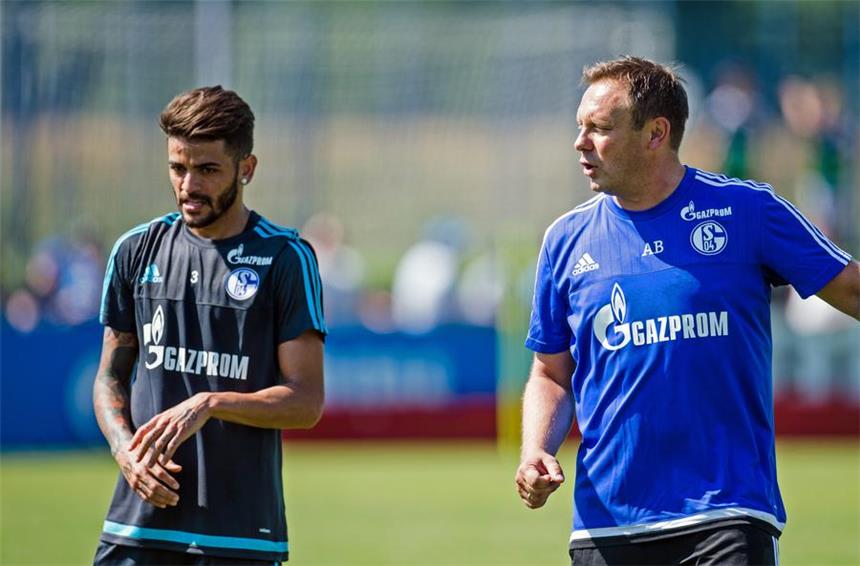 Der FC Schalke 04 startet in die Vorbereitung Heute endet auf Schalke der Winterurlaub, morgen geht es für André Breitenreiter (r.) Junior Caicara und Co. zum Trainingslager ins sonnige Florida.