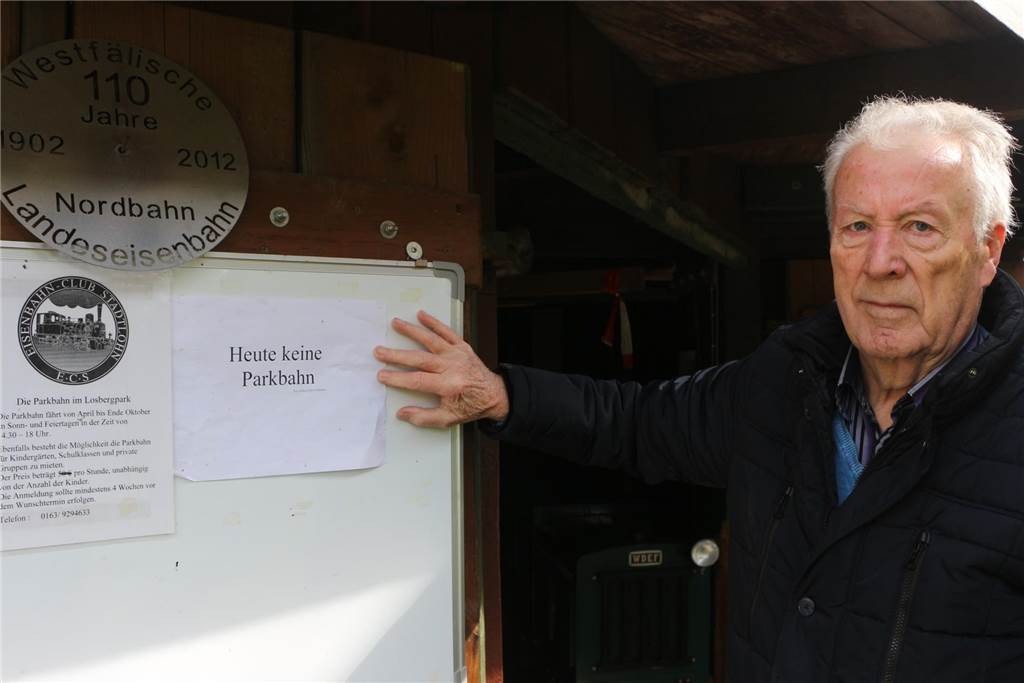 Langfristige Ausfälle: Eisenbahnclub sucht Fahrer für Parkeisenbahn Heinz Garwer vor dem Tor zum Lokschuppen