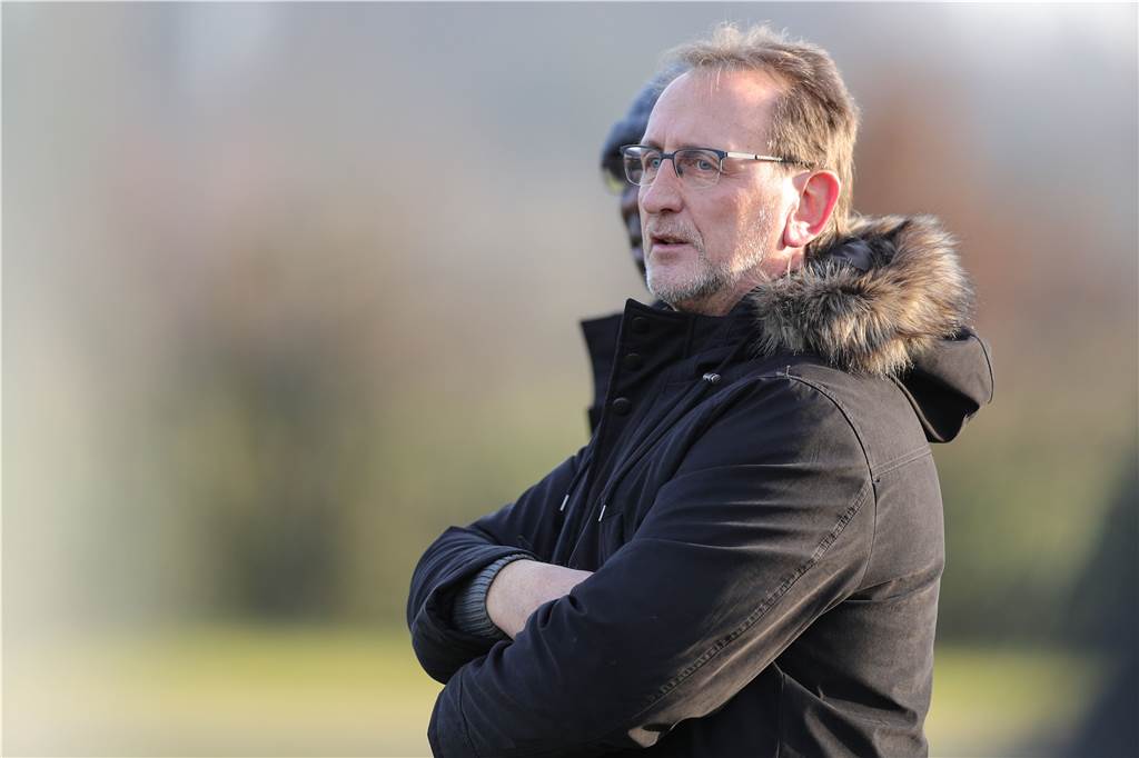 Jürgen Welp vom SV Stockum siegte gegen Bruno Labbadia - und flog danach ins Sportstudio Heute steht Jürgen Welp für den SV Stockum an der Seitenlinie.