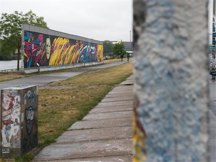 Gedenken an Mauerbau vor 54 Jahren Heute steht nicht mehr viel von der Mauer in Berlin. Die East Side Gallery, einen bemalten Teil, besuchen jährlich unzählige Touristen. Foto: dpa/Archiv