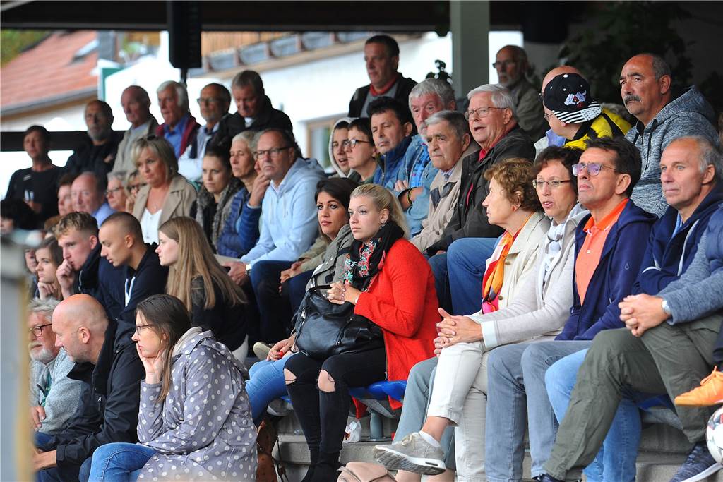 Ehemaliger Schwerter Trainer vermisst das Bierchen danach Heute trifft man Jörg Silberbach (re.) bisweilen noch als Zuschauer am Schützenhof.
