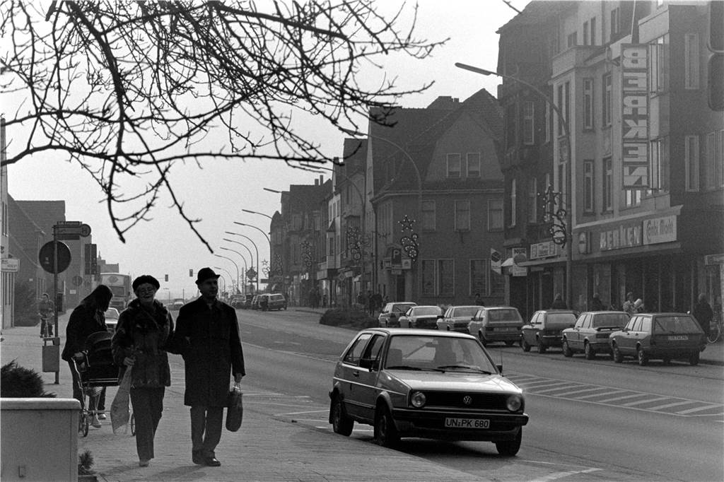 Heute wäre dieser Volkswagen ein Oldtimer: Blick auf die Hauptstraße 1984. An diesem Novembertag schien die Sonne. Das Schwarz-Weiß-Bild lässt das nur vermuten. 