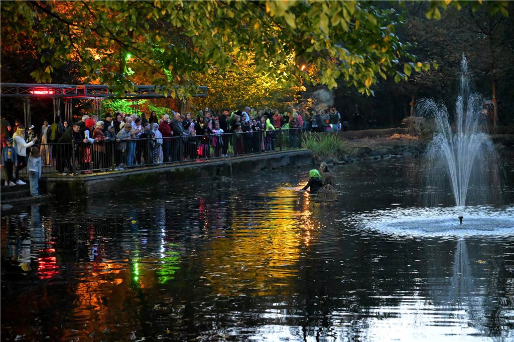 Hexen, Zombies und Werwölfe: Im Südpark in Lünen-Süd war an Halloween gleich ein ganzes Grusel-Kabinett anwesend.