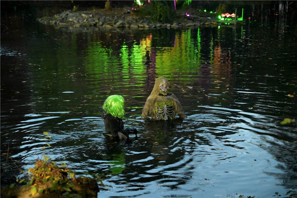 Hexen, Zombies und Werwölfe: Im Südpark in Lünen-Süd war an Halloween gleich ein ganzes Grusel-Kabinett anwesend. 