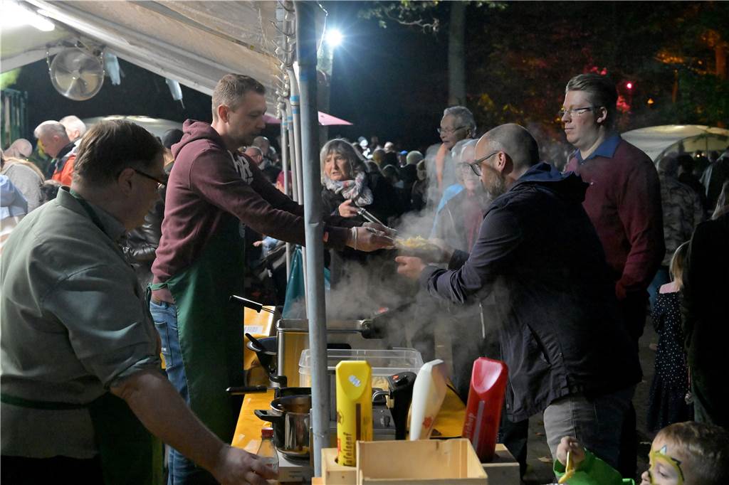 Hexen, Zombies und Werwölfe: Im Südpark in Lünen-Süd war an Halloween gleich ein ganzes Grusel-Kabinett anwesend. 