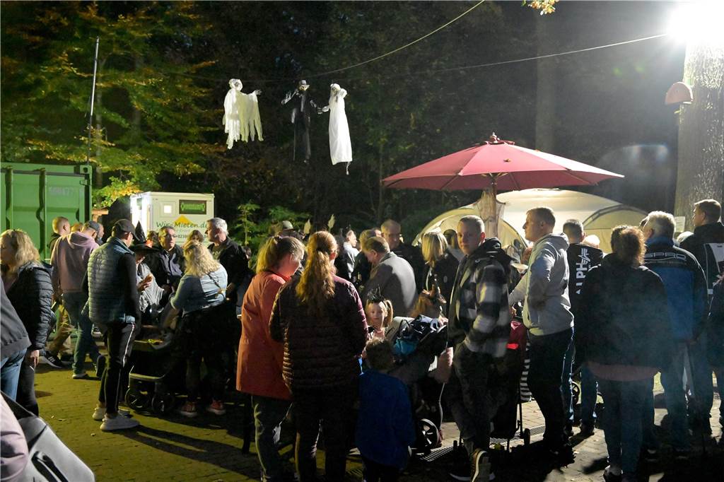 Hexen, Zombies und Werwölfe: Im Südpark in Lünen-Süd war an Halloween gleich ein ganzes Grusel-Kabinett anwesend. 