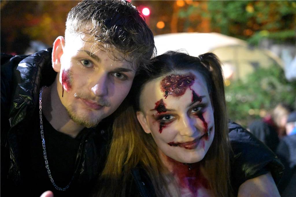 Hexen, Zombies und Werwölfe: Im Südpark in Lünen-Süd war an Halloween gleich ein ganzes Grusel-Kabinett anwesend. 