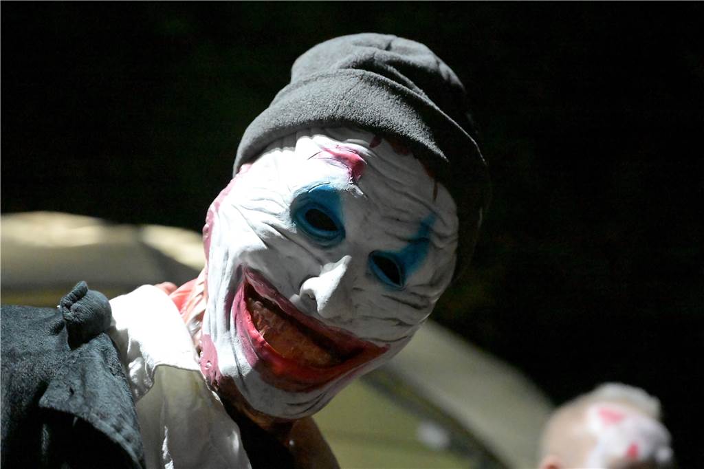 Hexen, Zombies und Werwölfe: Im Südpark in Lünen-Süd war an Halloween gleich ein ganzes Grusel-Kabinett anwesend. 