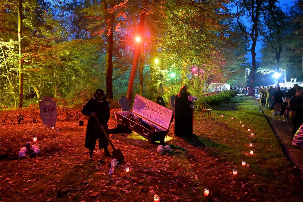 Hexen, Zombies und Werwölfe: Im Südpark in Lünen-Süd war an Halloween gleich ein ganzes Grusel-Kabinett anwesend. 