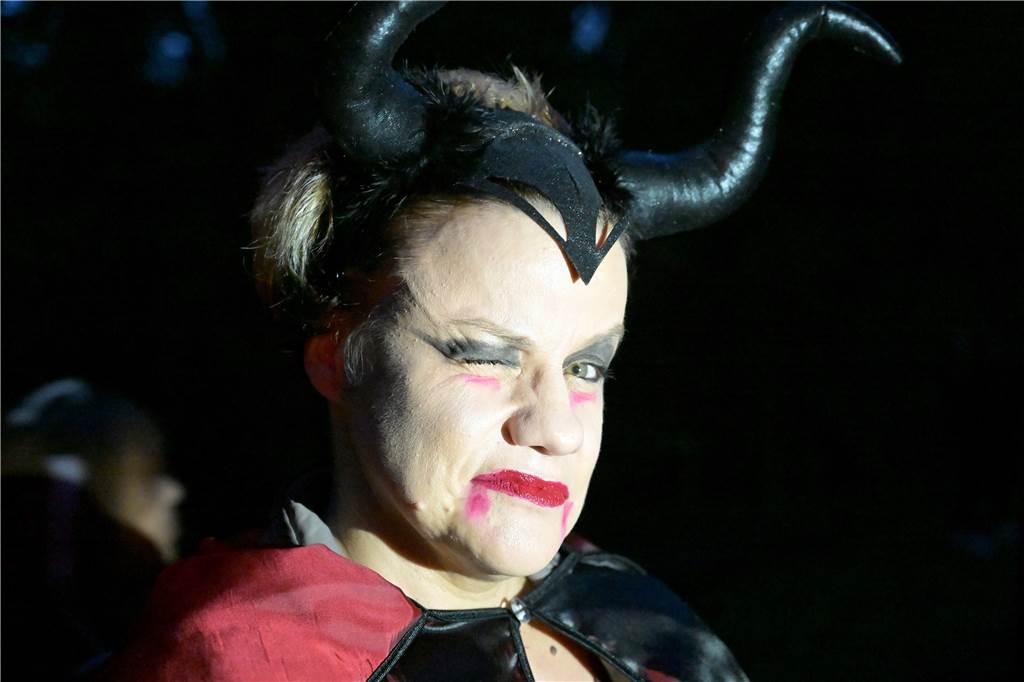 Hexen, Zombies und Werwölfe: Im Südpark in Lünen-Süd war an Halloween gleich ein ganzes Grusel-Kabinett anwesend. 