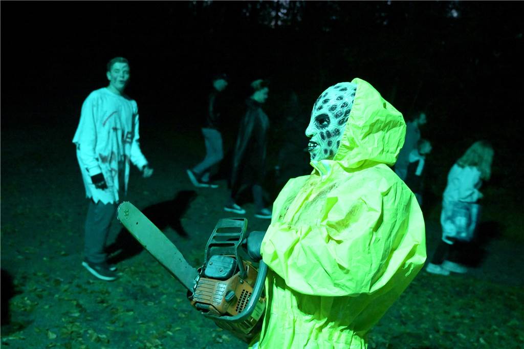 Hexen, Zombies und Werwölfe: Im Südpark in Lünen-Süd war an Halloween gleich ein ganzes Grusel-Kabinett anwesend. 